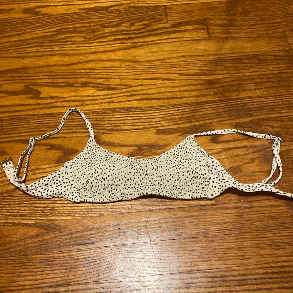 i am selling an adorable bikini top from target that has removable paddings!
